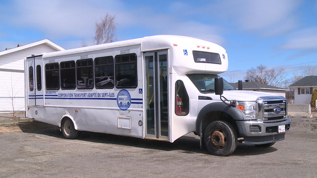 Un autobus de transport adapté stationné. 