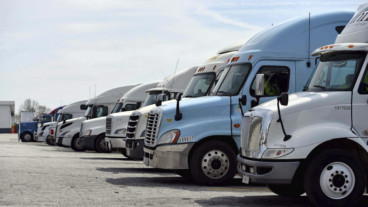 Plusieurs camions de livraison dans un stationnement de Greenville, en Caroline du Sud, le 20 mars 2020.
