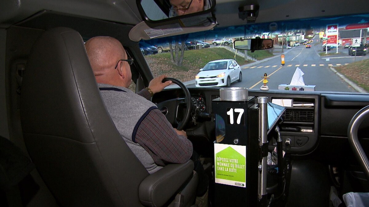 Un conducteur au volant d'un véhicule de la RÉGÎM.