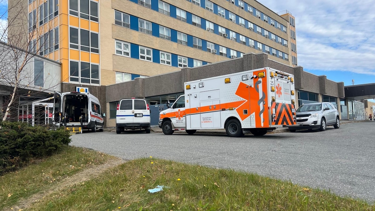 Trois véhicules adaptés devant l'Hôpital d'Amos.