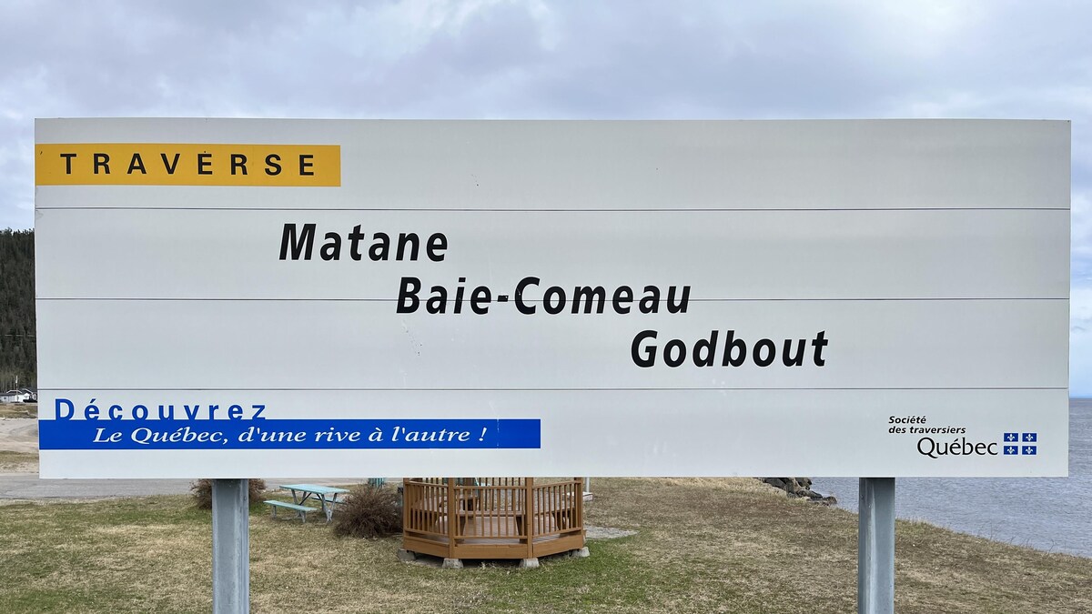 Une affiche qui indique «traverse Matane - Baie-Comeau - Godbout».
