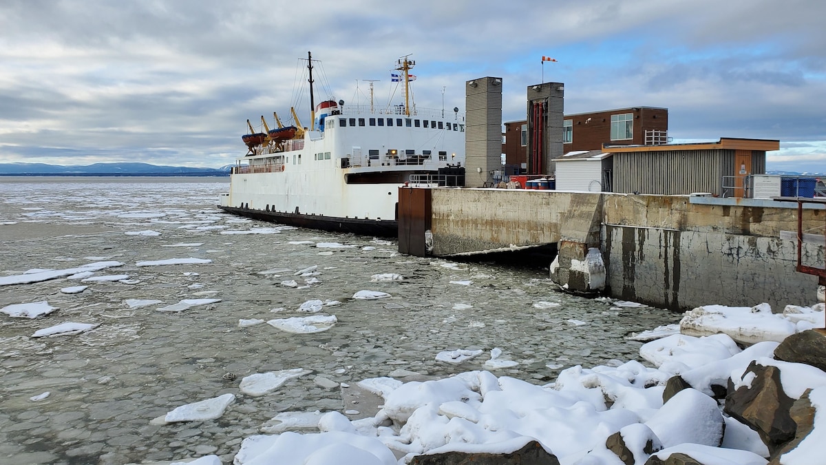 Le Trans-Saint-Laurent est à quai à Rivière-du-Loup.
