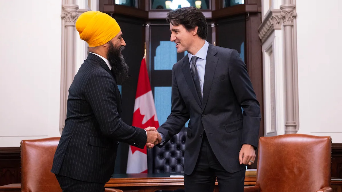 Jagmeet Singh sert la main de Justin Trudeau.