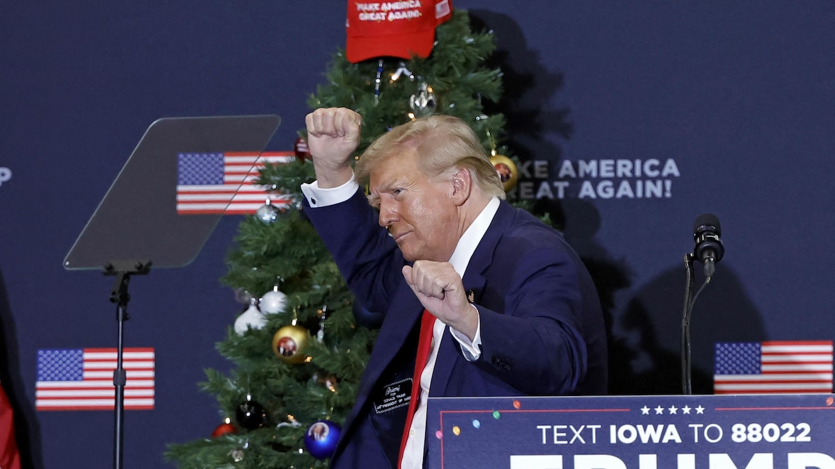 Donald Trump fait un geste lors d'un événement de campagne à Waterloo, dans l'Iowa.