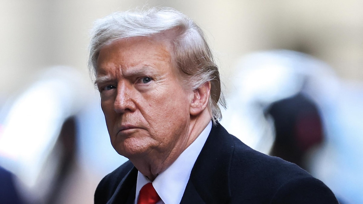 Gros plan sur le visage de Donald Trump.