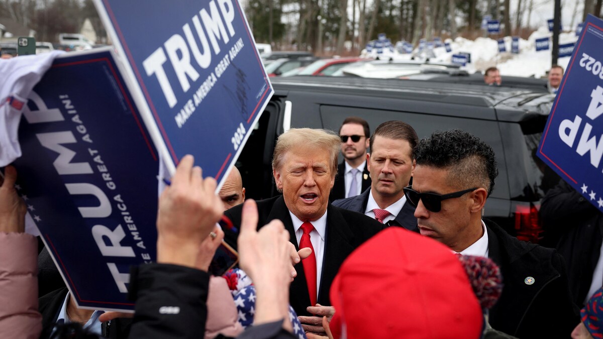 Trump parmi une foule. 