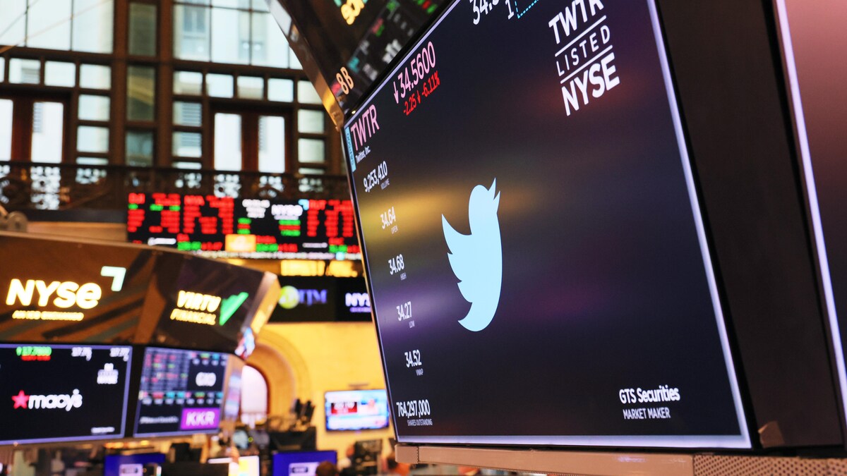Le titre de Twitter apparaît sur un écran à la Bourse de New York. 