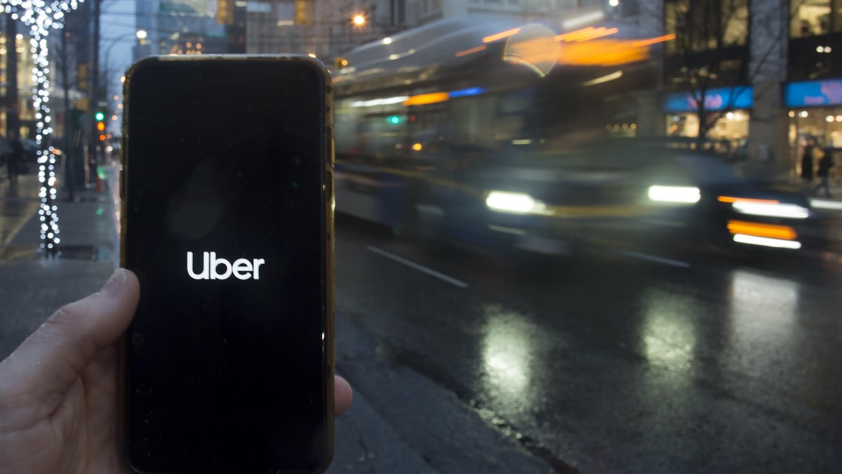 Un téléphone affiche l'application Uber.