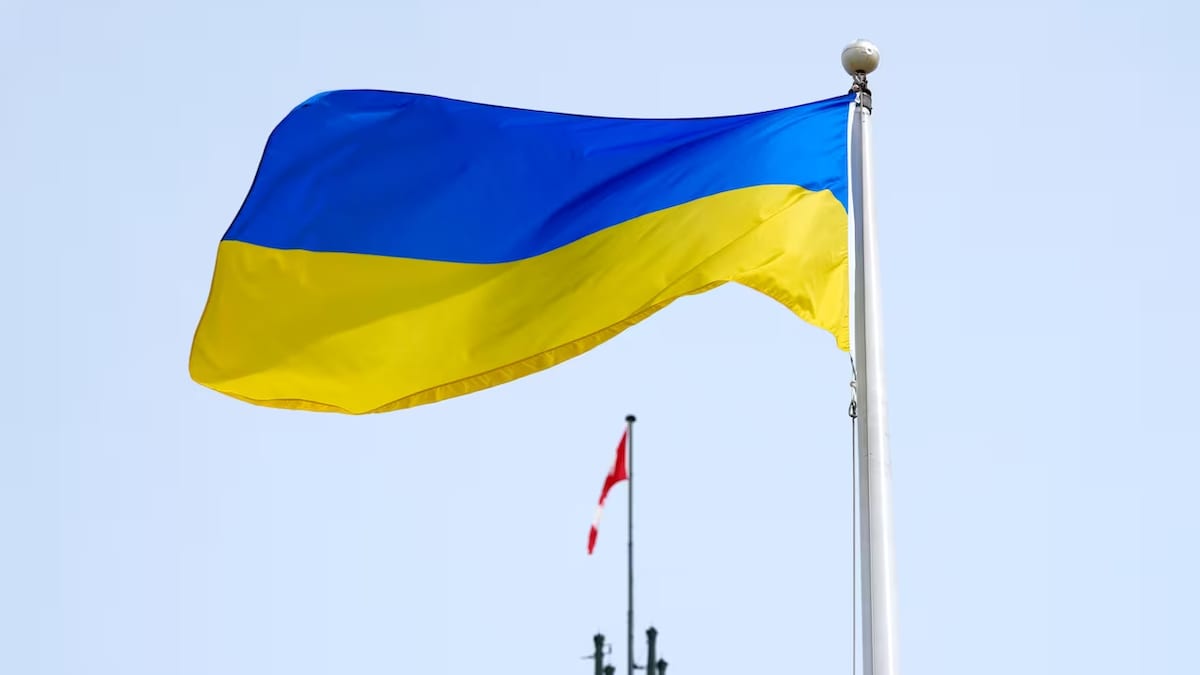 Des drapeau ukrainien et canadien flottent dans les airs.