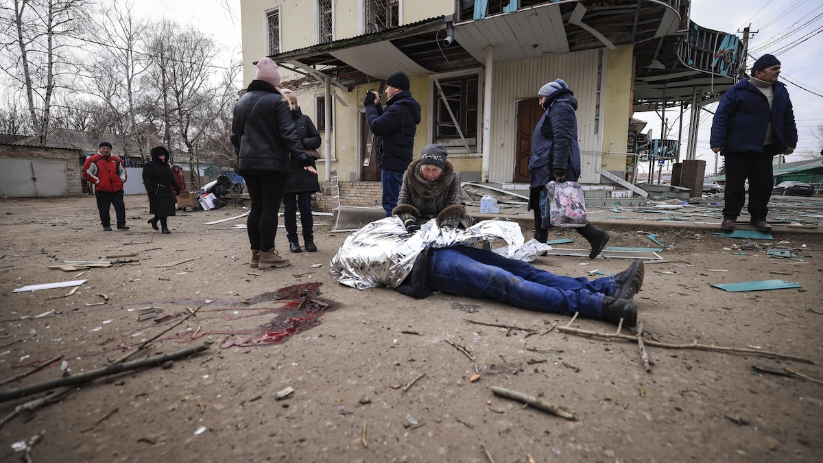 Une vieille femme s'agenouille devant le corps de son fils, tué lors d'une frappe russe en Ukraine.