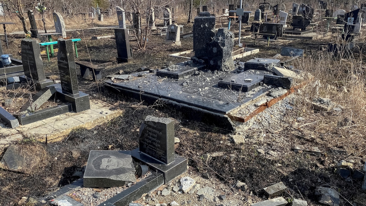 Des tombes dans un cimetière bombardé.