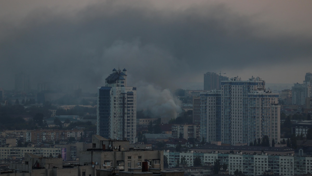De la fumée s'élève dans le ciel au-dessus de Kiev après une frappe de missile russe, le 30 août 2023.