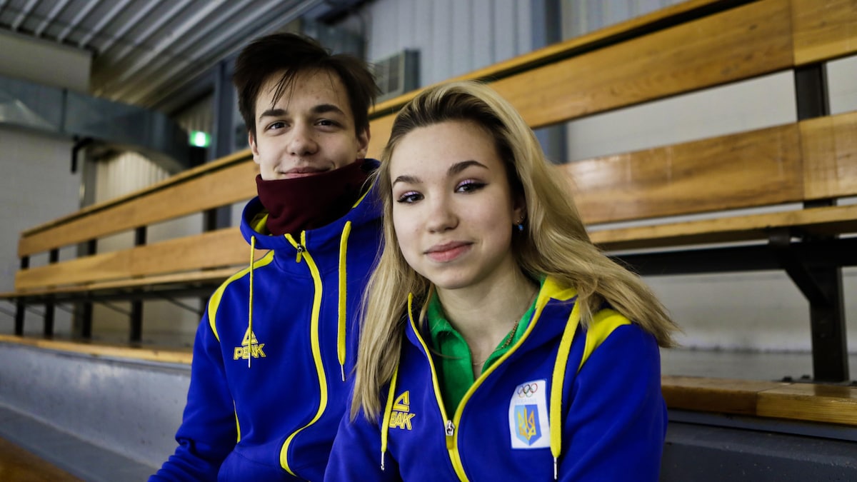 Violetta et Ivan assis sur le bord de la patinoire.