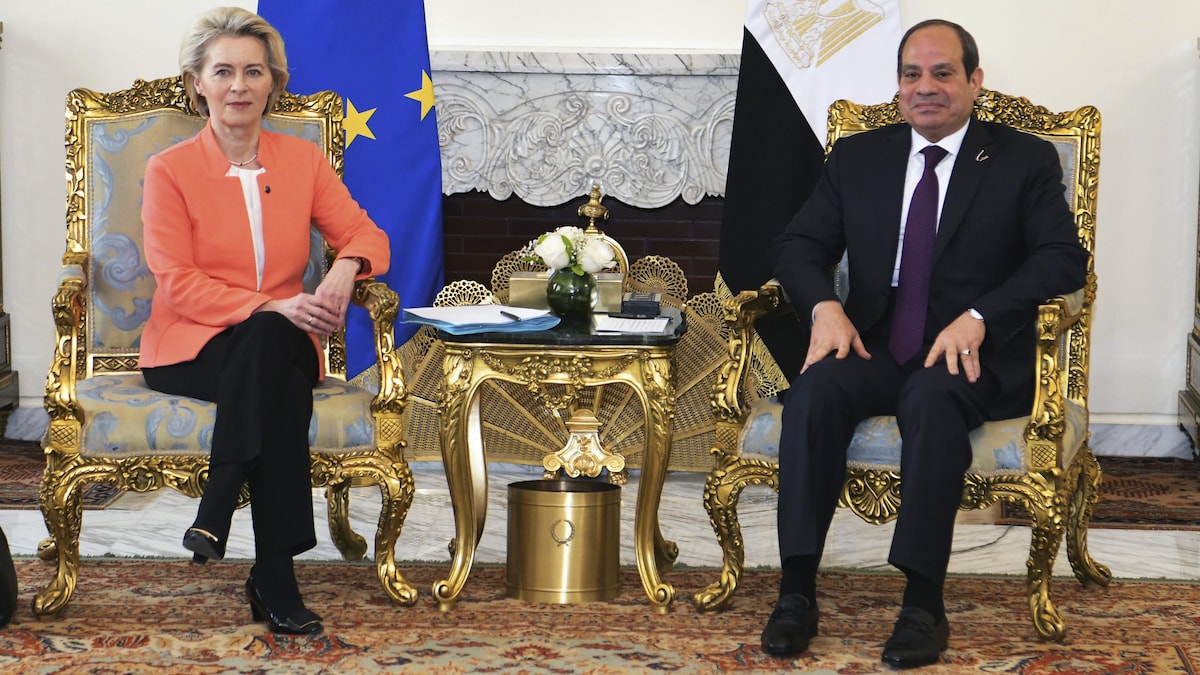 Le président égyptien Abdel-Fattah Al-Sissi et la présidente de la Commission européenne Ursula von der Leyen sont assis côte à côte.