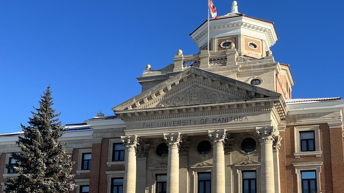 Un bâtiment sur lequel on peut lire en lettres capitales : The University of Manitoba.
