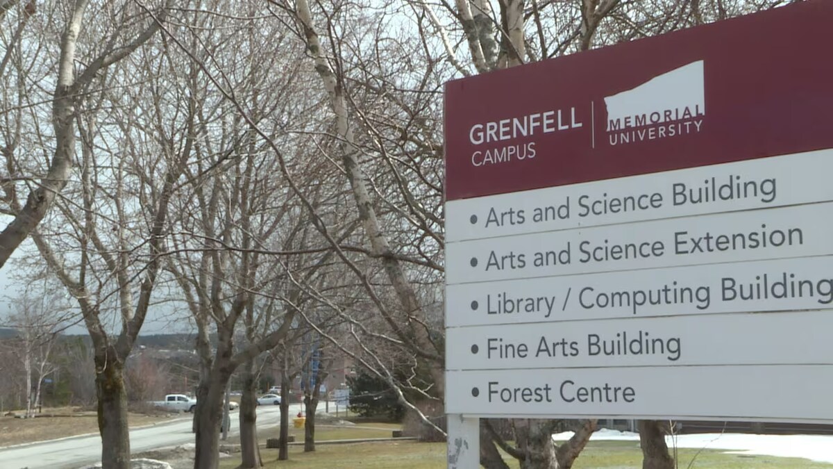 L'affiche du campus Grenfell de l'Université Memorial.