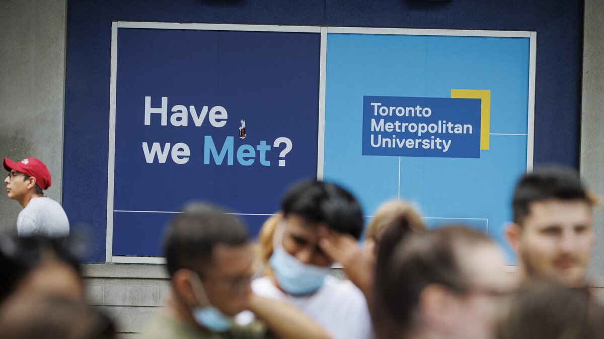 Une affiche de l'Université métropolitaine de Toronto. 