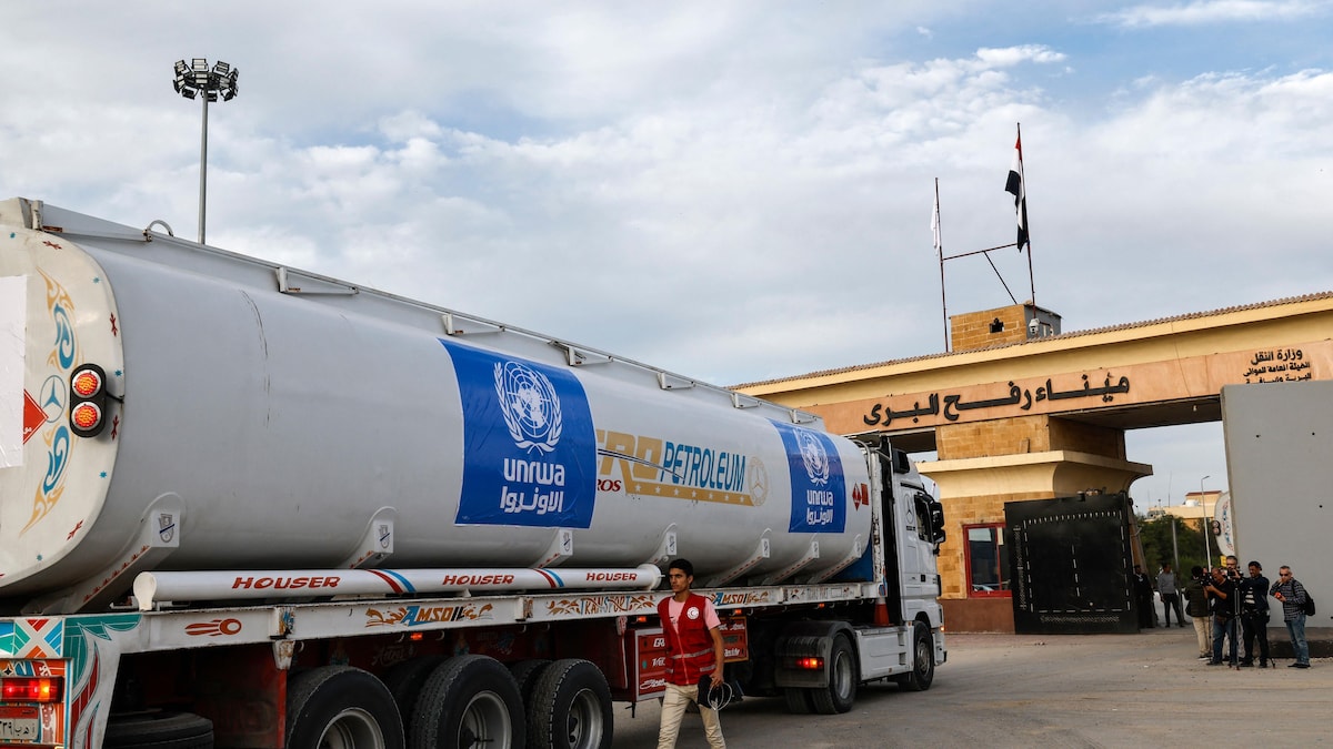 Un camion de l'UNRWA transportant du carburant arrive du côté égyptien du poste-frontière de Rafah avec la bande de Gaza.