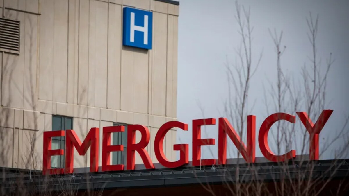 Les lettres qui forment le mot Emergency avec le logo de l'hôpital à l'arrière.