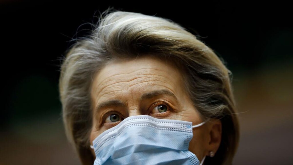 Ursula von der Leyen, le visage couvert d'un masque chirurgical.