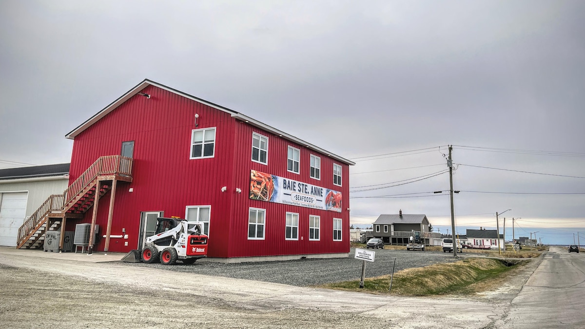 L'usine Baie Ste. Anne Seafoods est située à côté du quai d'Escuminac, à quelques centaines de mètres de Raymond O'Neill & Son.
