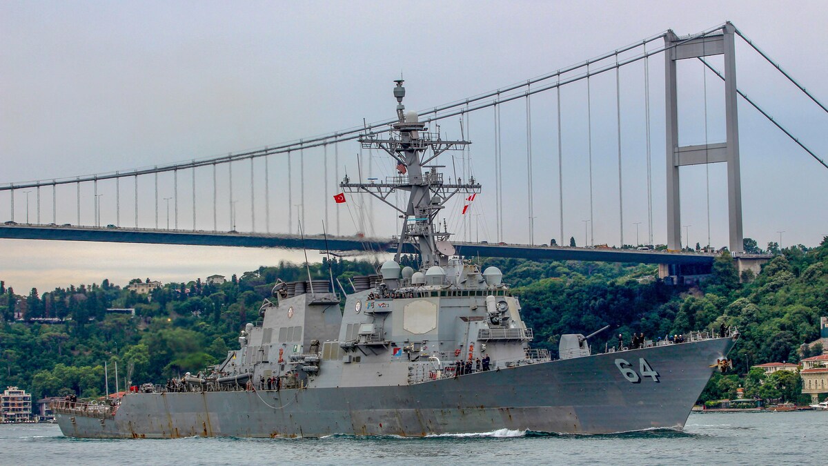 Le destroyer USS Carney navigant près de la Turquie