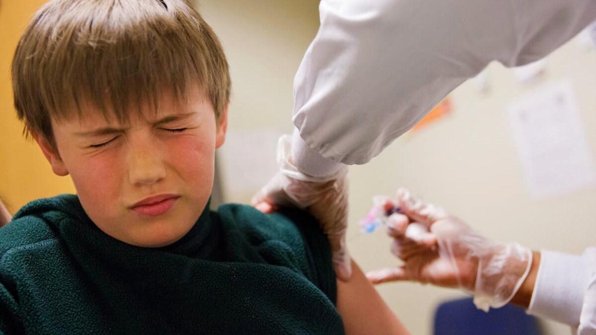 Un enfant se fait vacciner.