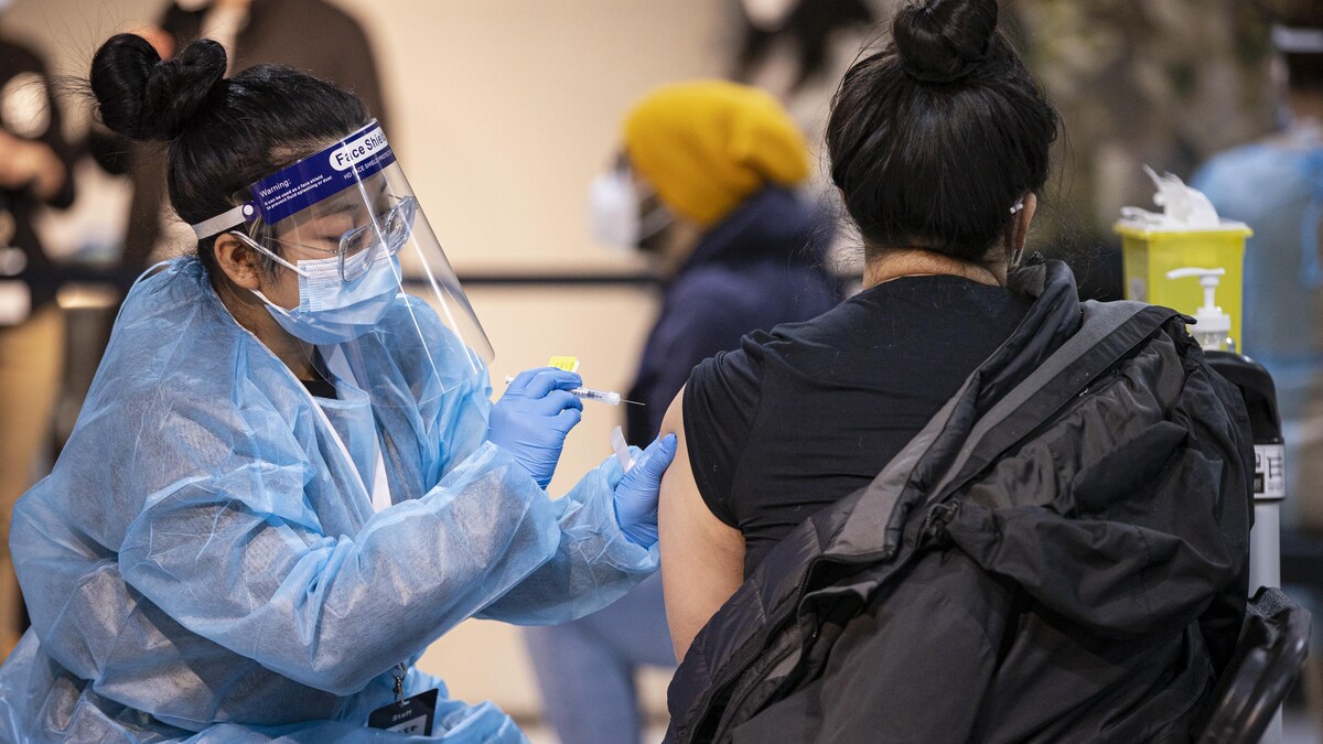 Une femme se fait vacciner.