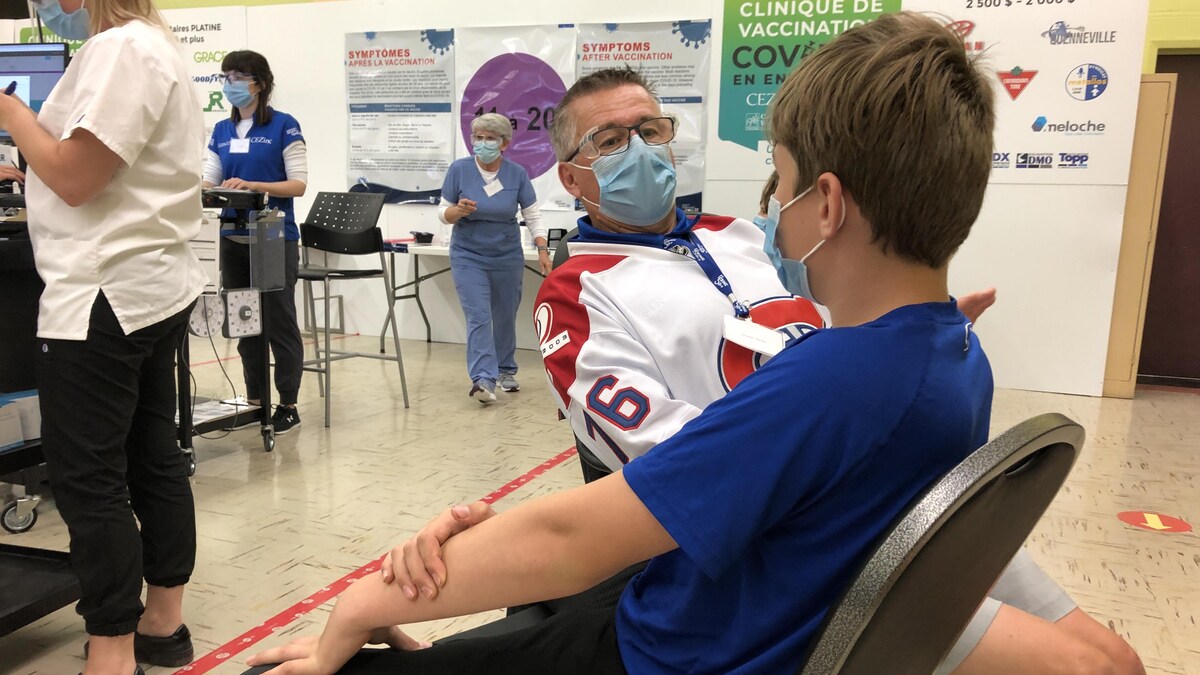 Un jeune sur un site de vaccination.