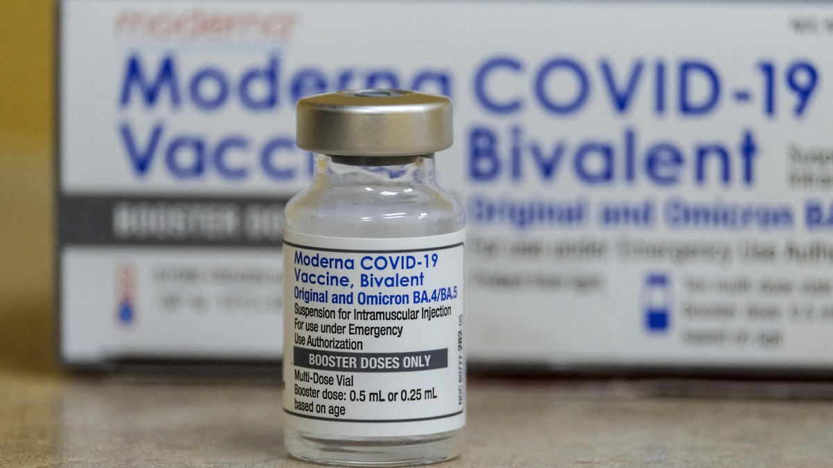 Une fiole du vaccin contre la COVID-19 de Moderna, bivalent.