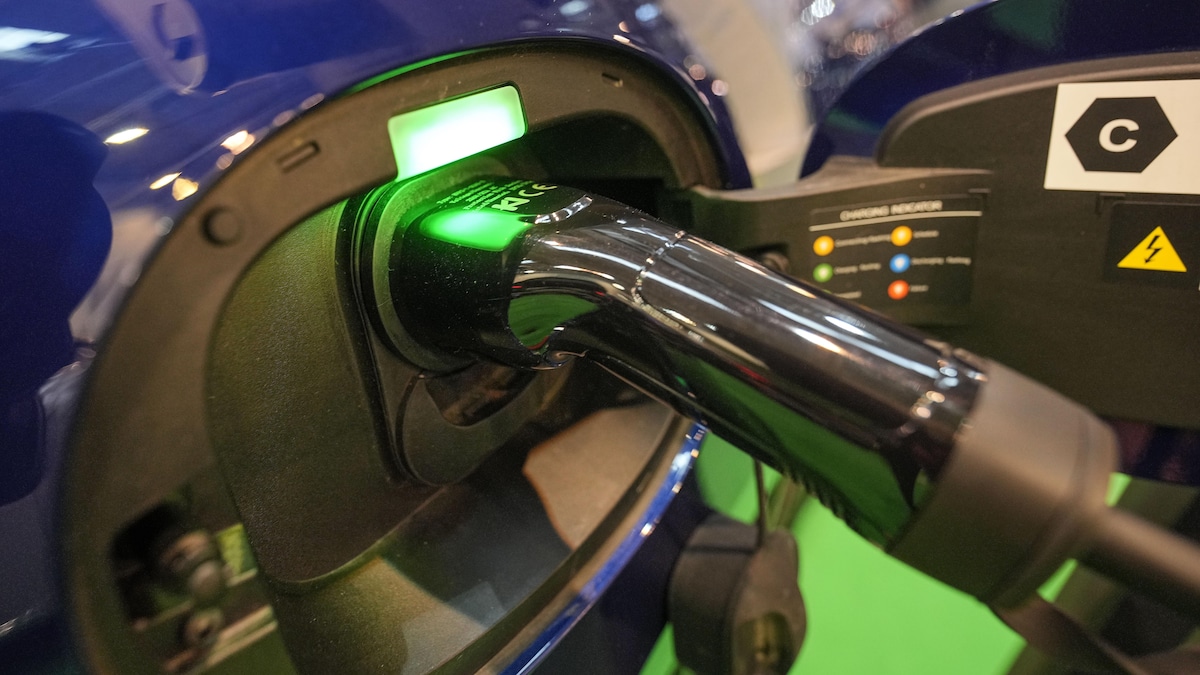 Une voiture électrique du fabricant chinois BYD branchée, au salon de l'auto d'Essen en Allemagne le 1er décembre 2023.