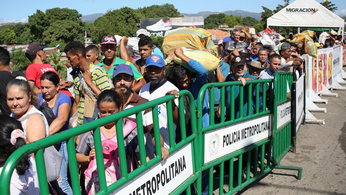 Des Vénézuéliens traversent par milliers la frontière colombienne le 8 juin 2019.