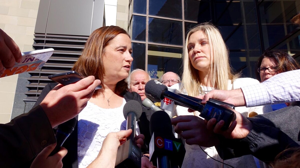 Les épouses des policiers tués, Nadine Larche et Rachel Ross, sont soulagées par la décision du juge