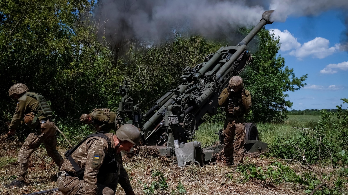 Des militaires ukrainiens tirent un obus depuis un obusier M777 près d'une ligne de front, alors que l'attaque de la Russie contre l'Ukraine se poursuit dans la région de Donetsk, en Ukraine, le 6 juin 2022.