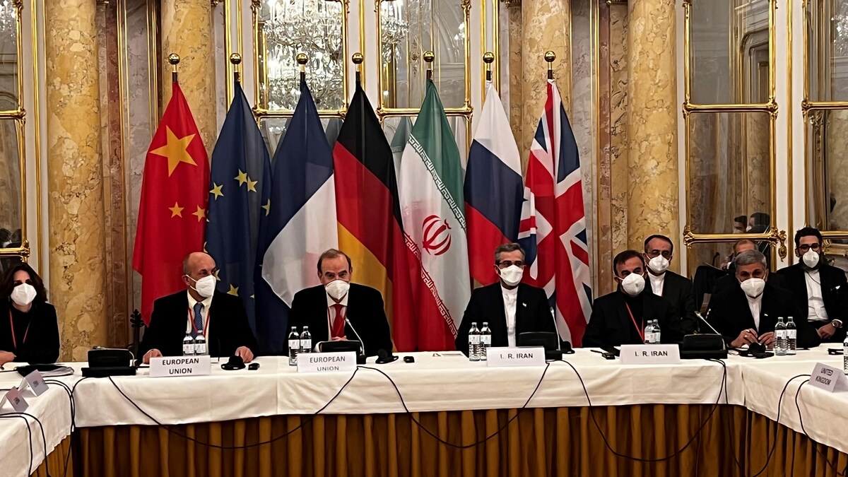 Le secrétaire général adjoint du Service européen d'action extérieure Enrique Mora et le négociateur en chef du nucléaire iranien Ali Bagheri Kani attendent le début d'une réunion de la Commission mixte du JCPOA à Vienne le 3 décembre 2021. 