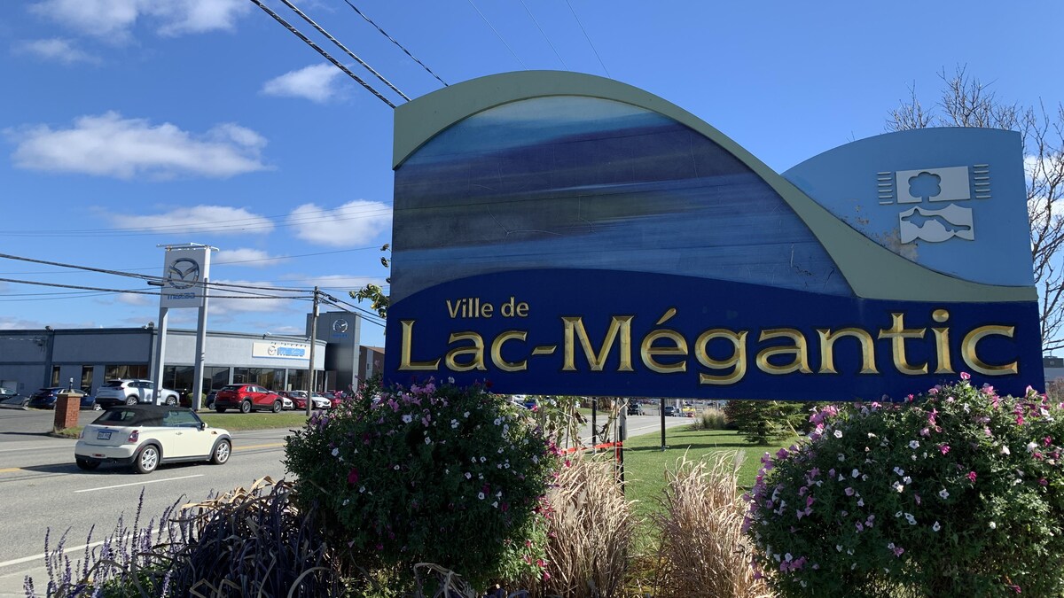 Une pancarte annonçant la ville de Lac-Mégantic, en Estrie. 