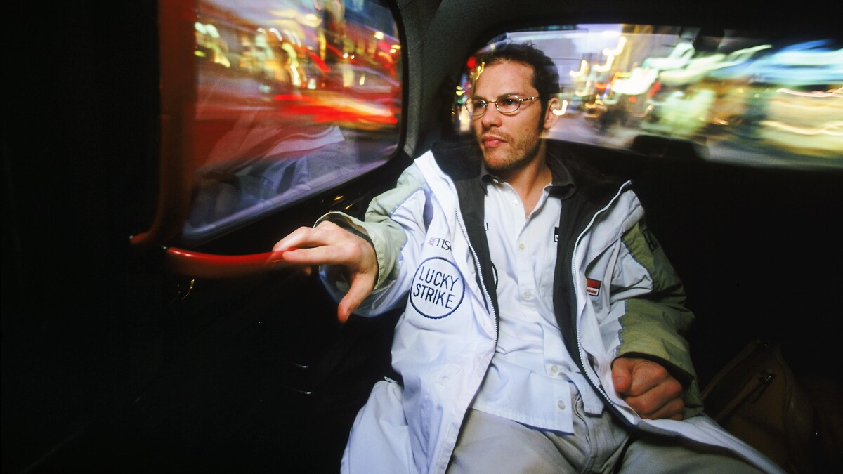 Jacques Villeneuve assis dans une voiture de tourisme.