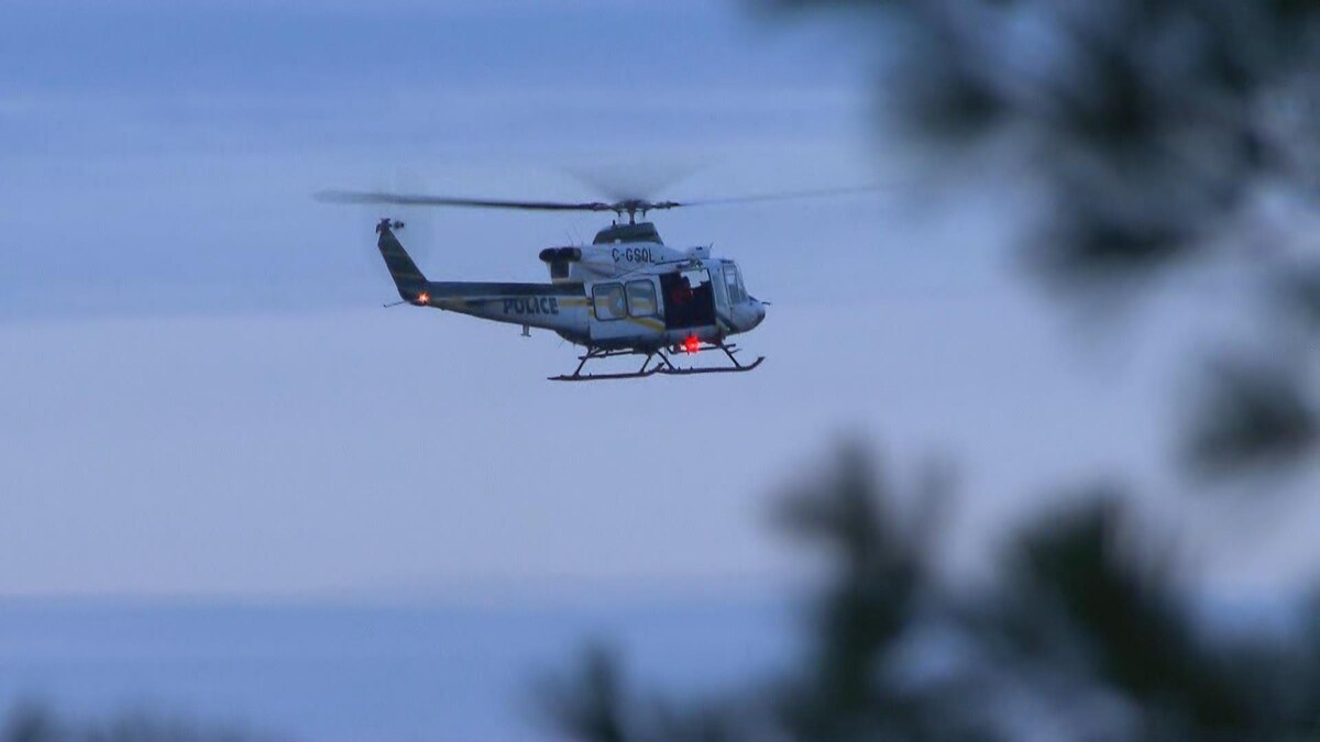 Un hélicoptère de la SQ en plein vol.