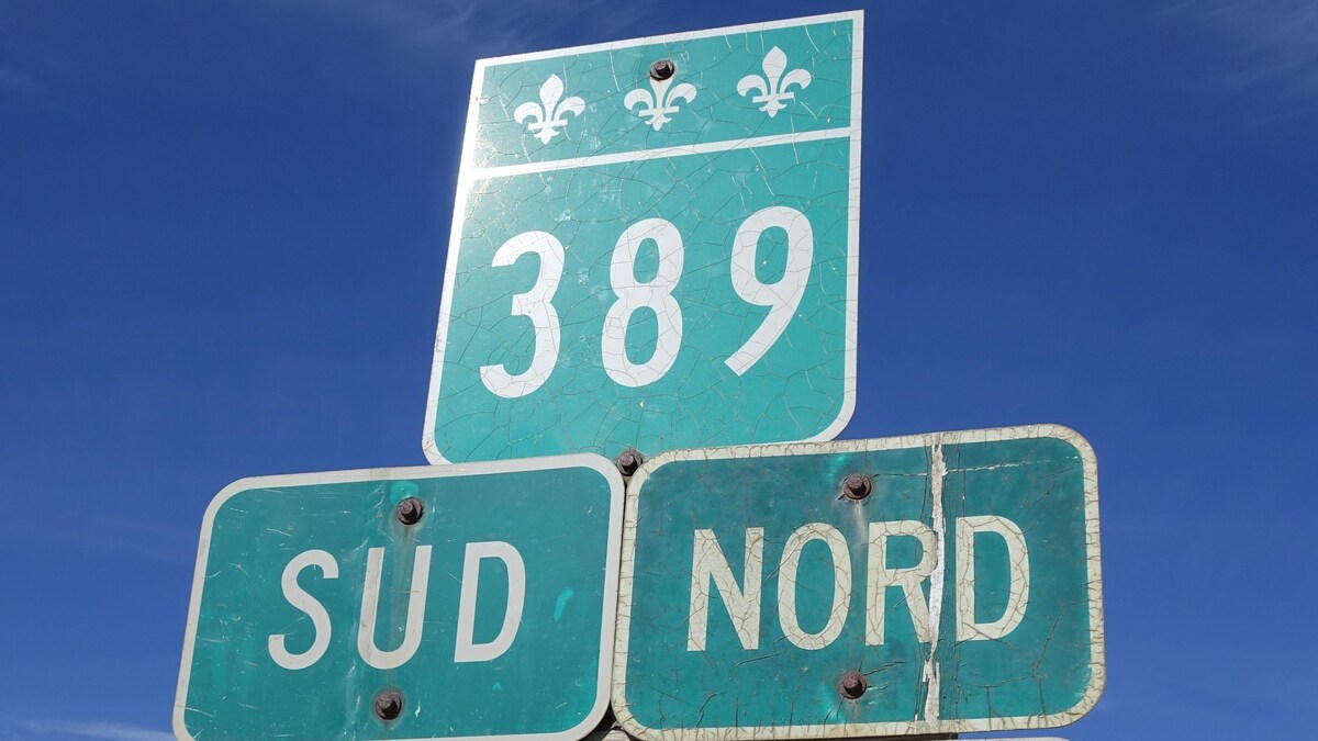 Un panneau indiquant la route 389 à Fermont
