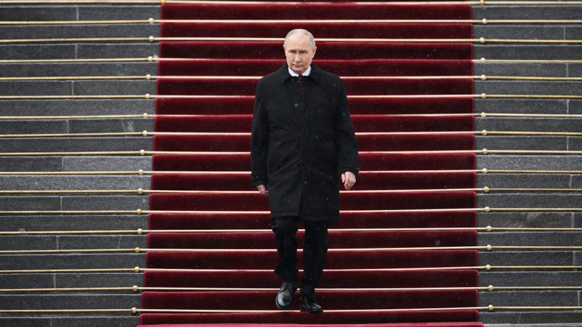 Le président russe Vladimir Poutine passe en revue le régiment présidentiel après la cérémonie d'investiture. 