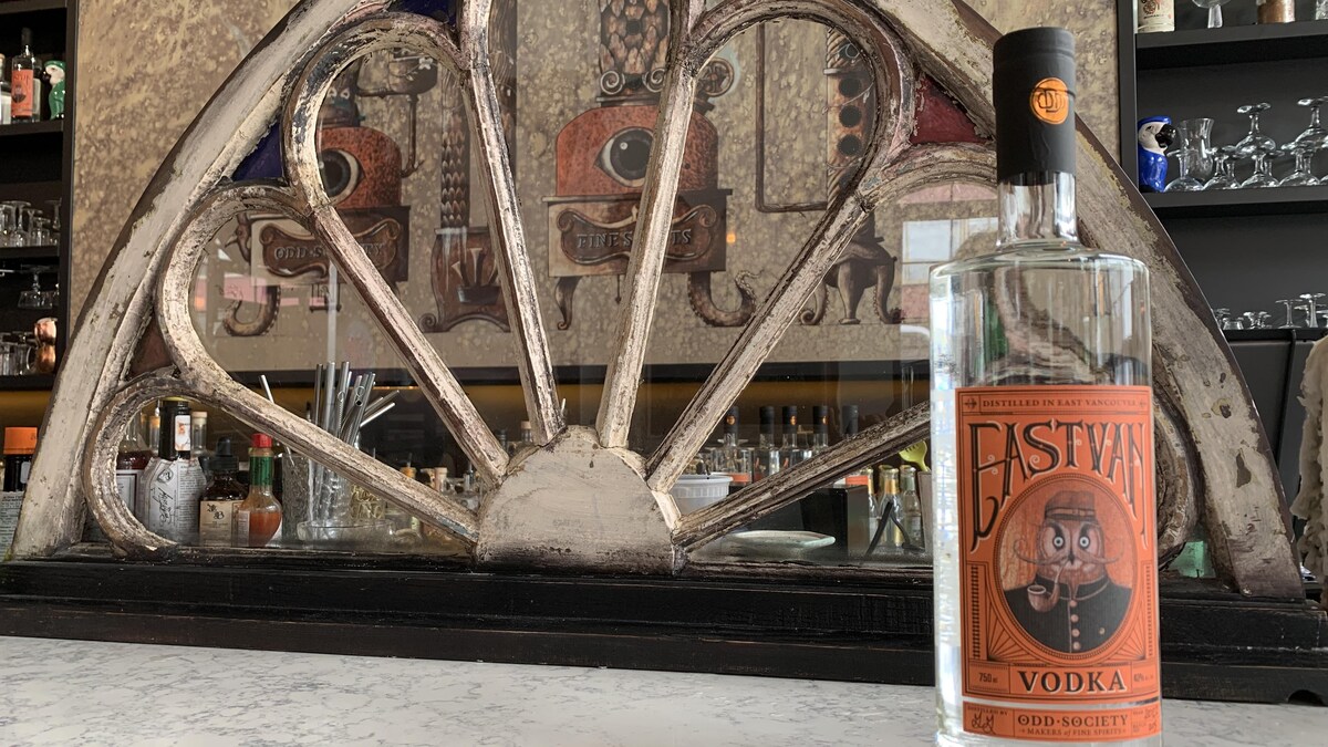 Une bouteille de vodka d'une distillerie de Vancouver.