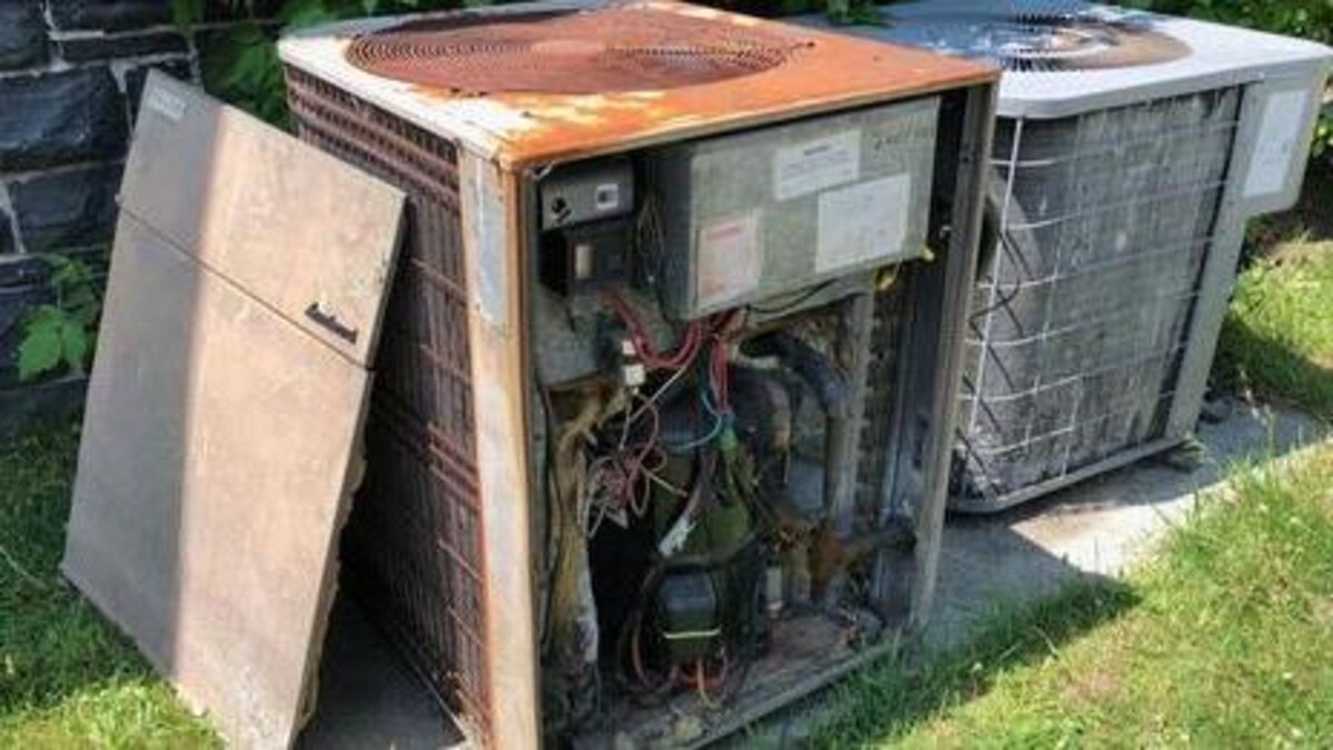 Un climatiseur dont le câble de cuivre a été volé.