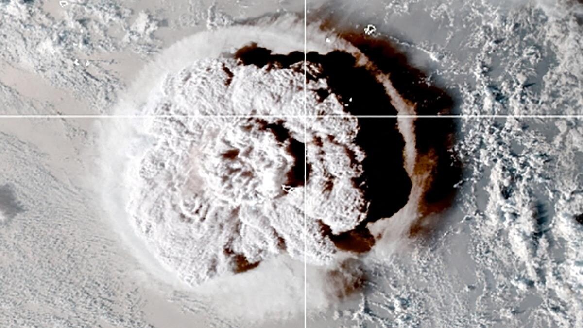 Un nuage de cendres propulsé par une éruption volcanique capturé en image par un satellite.