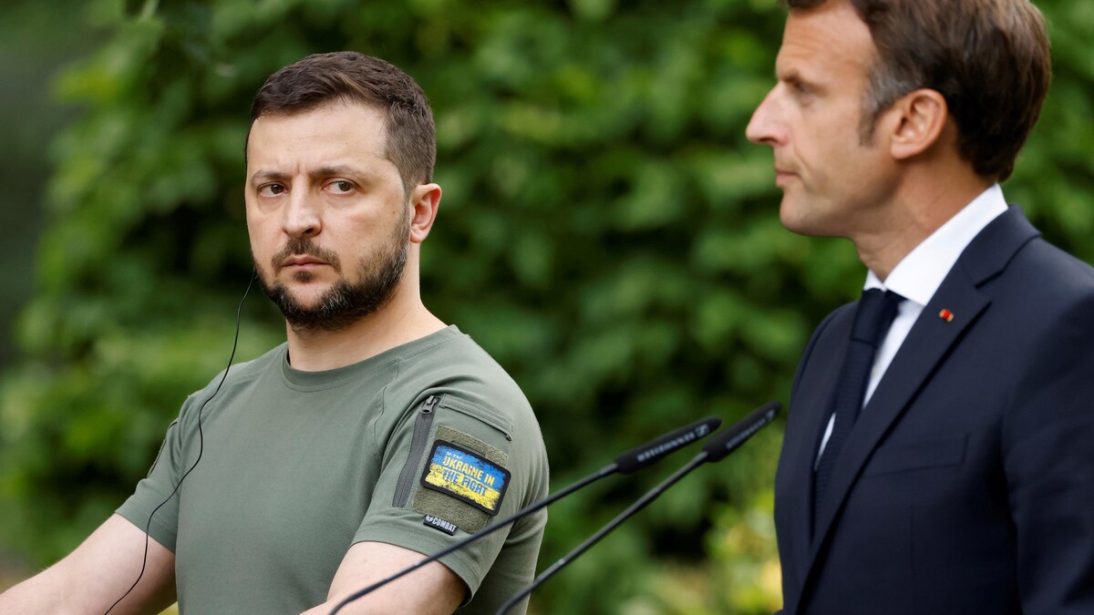 Volodymyr Zelensky (à gauche) et Emmanuel Macron (à droite) lors d'une conférence de presse à Kiev.
