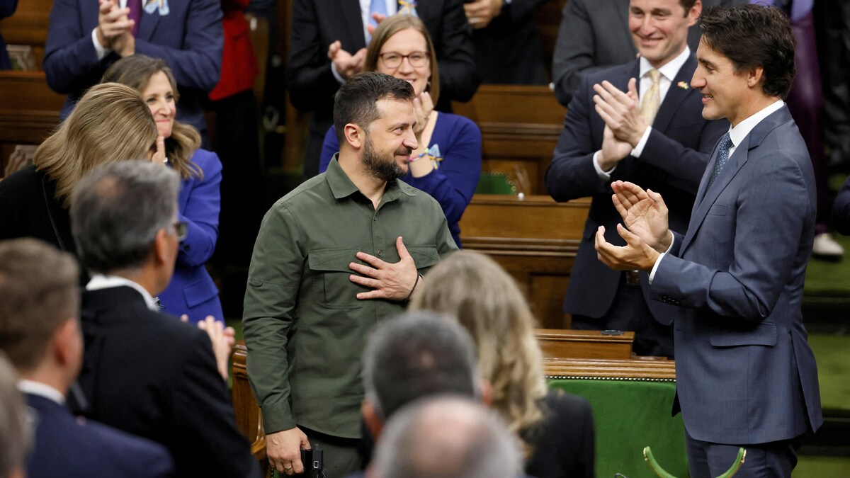 Le président Zelensky est accueilli par une salve d'applaudissements au Parlement canadien.
