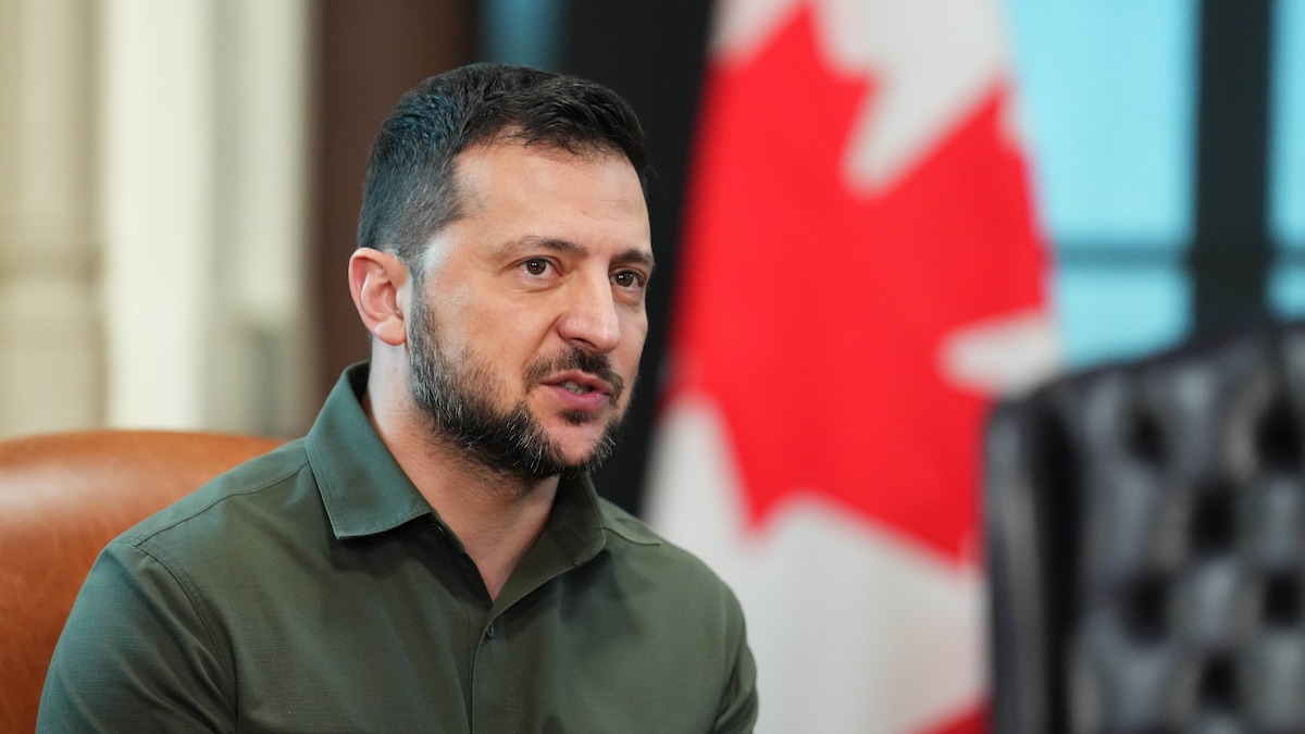 Volodymyr Zelensky assis dans un bureau au Parlement.