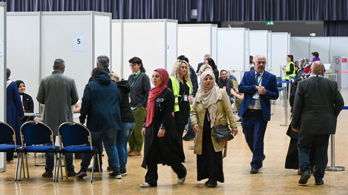 Des électeurs turcs dans un bureau de vote à Essen, en Allemagne. 