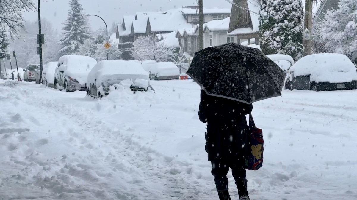 Un parapluie sous la neige à Vancouver, le 17 janvier 2024. 