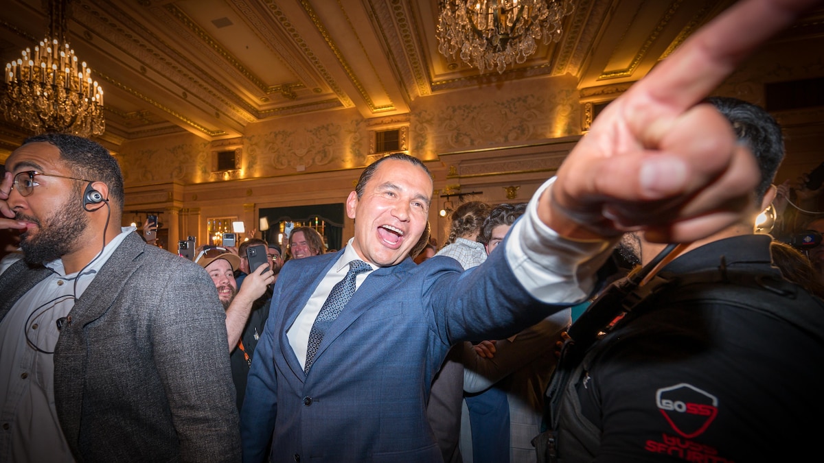 Wab Kinew célèbre sa victoire lors de l'élection provinciale au Manitoba, le 3 octobre 2023.