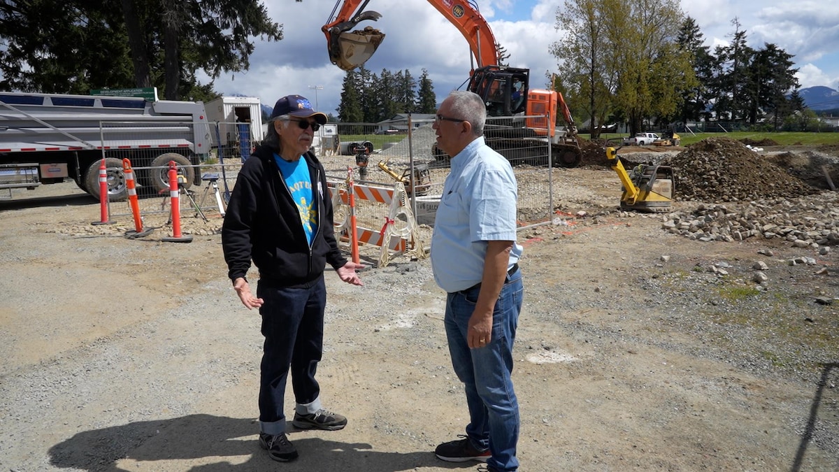 Wally Samuel et Wawmeesh Hamilton discutent devant un chantier, à Port Alberni.